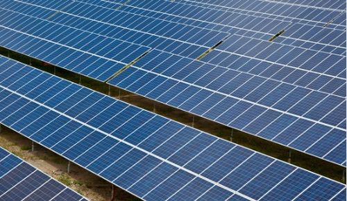 新型汽車利用太陽能光伏板和鋰離子電池系統發電